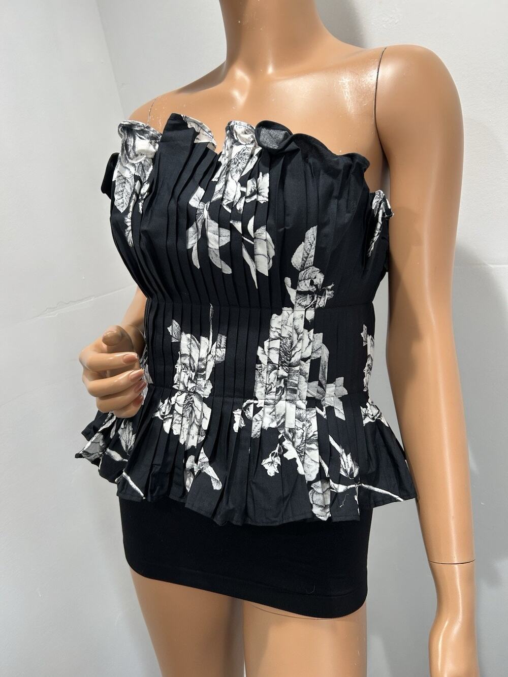white house black market corset Size 2 Floral With Ruffles Edges